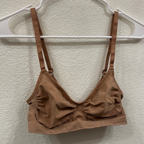 SKIMS Sculpt Bra - Picture 1 of 3